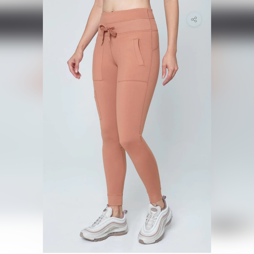 Mondetta Maldives Legging Joggers in Mocha Mousse | size M